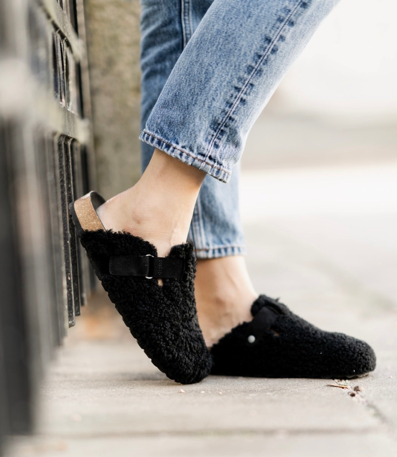 Shepherd Roma Slippers in black