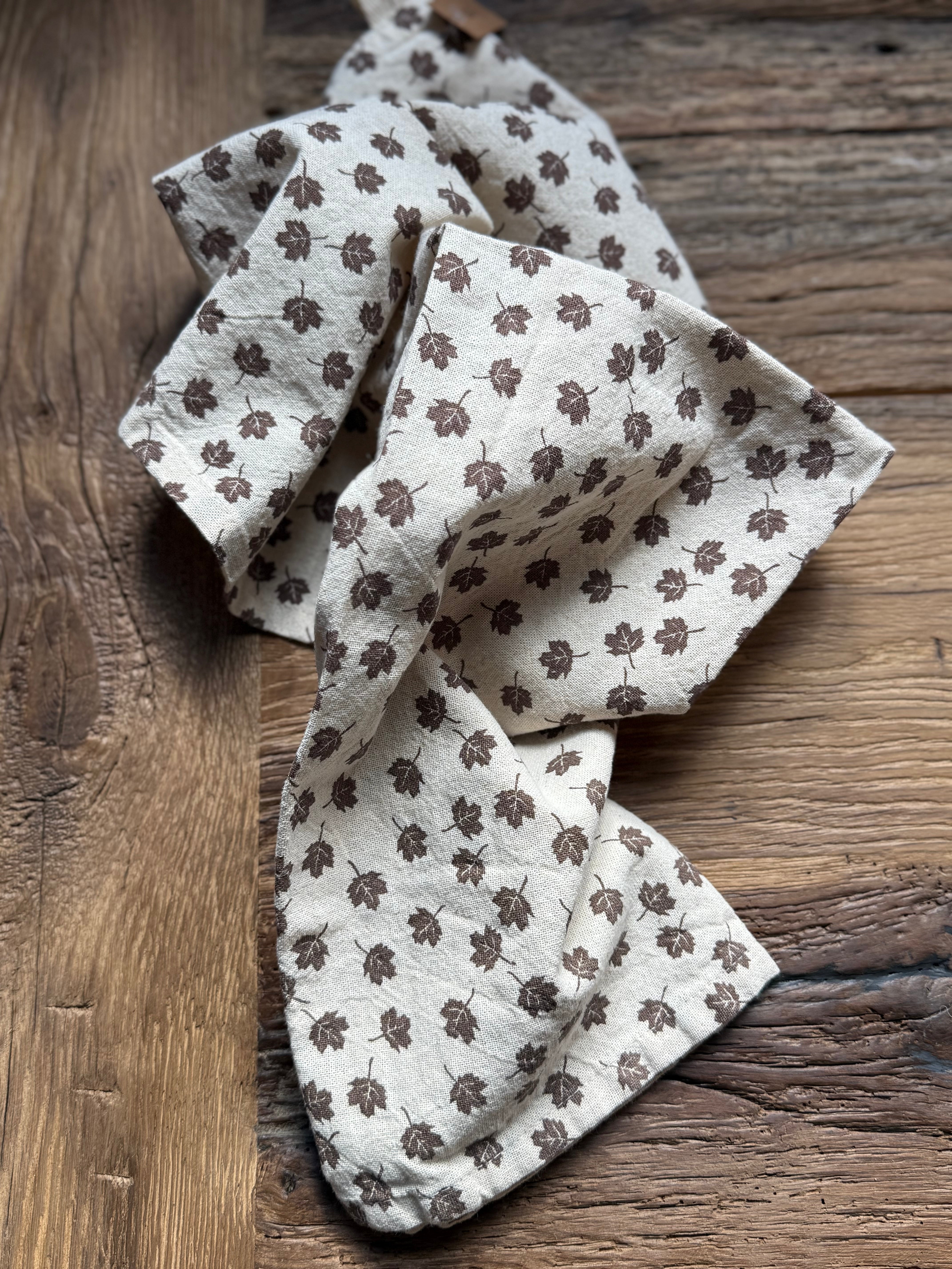 Cotton tea towel with brown leaves